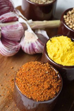 Baharat ve otlar seramik kase. Yemek ve mutfak malzemeleri.