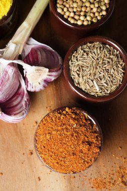 Baharat ve otlar seramik kase. Yemek ve mutfak malzemeleri.