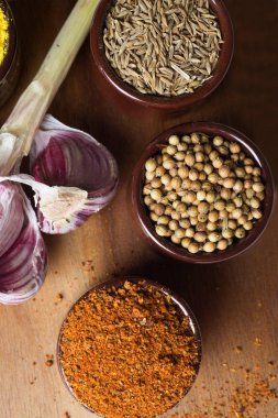 Baharat ve otlar seramik kase. Yemek ve mutfak malzemeleri.