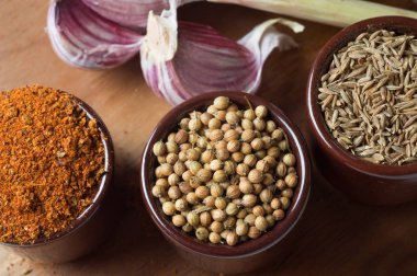 Baharat ve otlar seramik kase. Yemek ve mutfak malzemeleri.