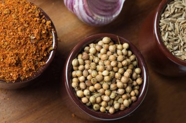 Baharat ve otlar seramik kase. Yemek ve mutfak malzemeleri.