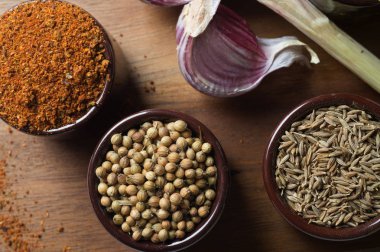 Baharat ve otlar seramik kase. Yemek ve mutfak malzemeleri.