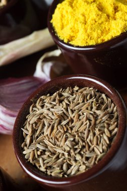 Baharat ve otlar seramik kase. Yemek ve mutfak malzemeleri.