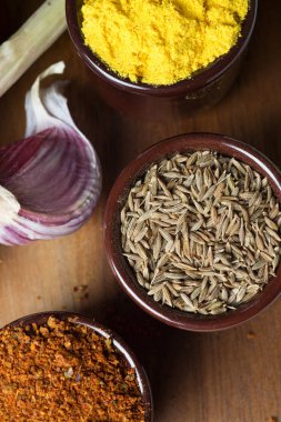 Baharat ve otlar seramik kase. Yemek ve mutfak malzemeleri.