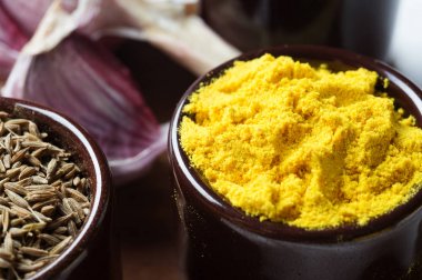 Baharat ve otlar seramik kase. Curcuma ve zira baharat. C