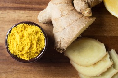 Baharat ve otlar seramik kase. Curcuma ve zencefilli baharat.