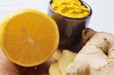 Baharat ve otlar seramik kase. Curcuma ve zencefilli baharat.