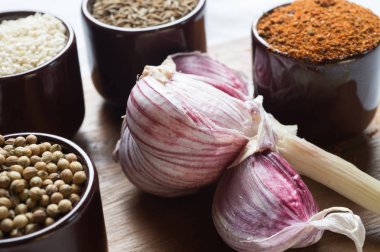 Baharat ve otlar seramik kase. Yemek ve mutfak malzemeleri.