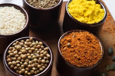 Baharat ve otlar seramik kase. baharat. Renkli doğal bir