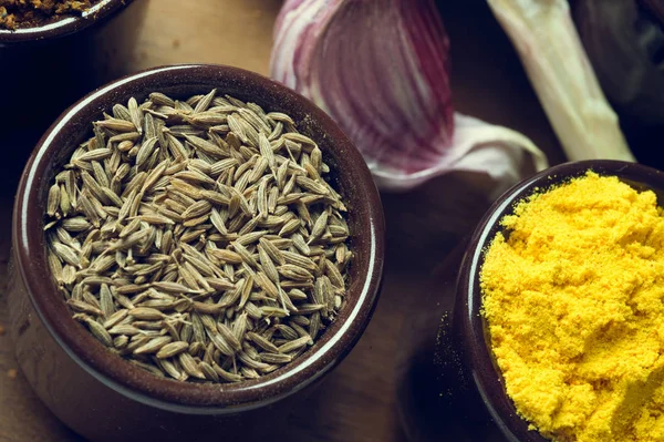 Baharat ve otlar seramik kase. Yemek ve mutfak malzemeleri.