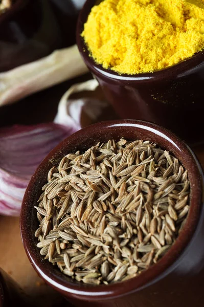 Baharat ve otlar seramik kase. Yemek ve mutfak malzemeleri.