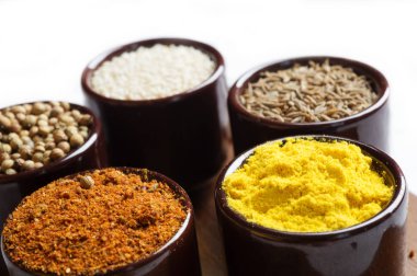 Baharat ve otlar seramik kase. baharat. Renkli doğal bir