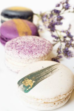 Beyaz arka plan renkli acıbadem kurabiyesi kek