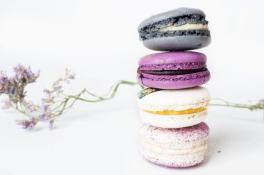 Beyaz arka plan renkli acıbadem kurabiyesi kek