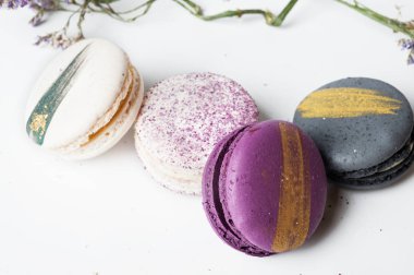 Beyaz arka plan renkli acıbadem kurabiyesi kek