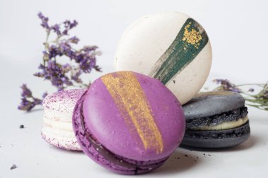 Beyaz arka plan renkli acıbadem kurabiyesi kek