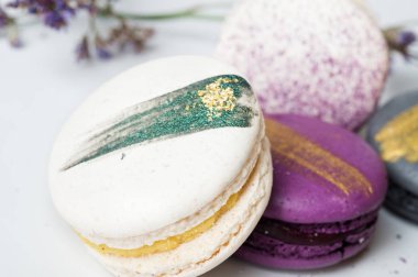 Beyaz arka plan renkli acıbadem kurabiyesi kek