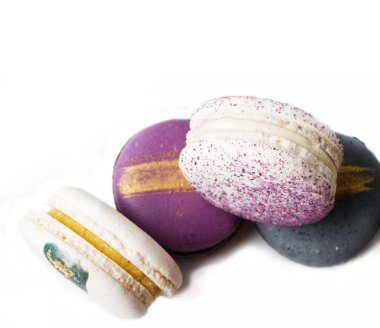 Beyaz arka plan renkli acıbadem kurabiyesi kek