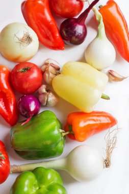  Taze organik sebze yığın beyaz arka plan