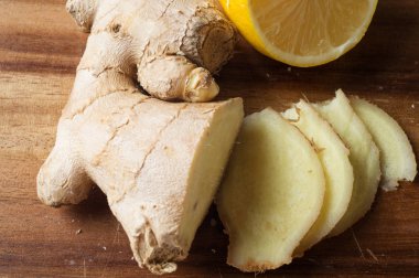 Baharat ve otlar seramik kase. Curcuma ve zencefilli baharat.