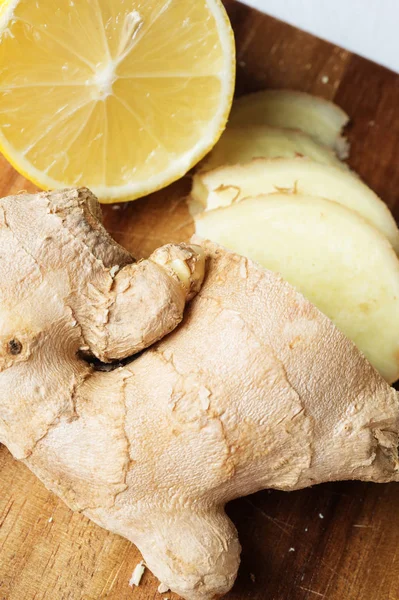 Ginger and lemon. Colorful natural ingredients. — Stock Photo, Image