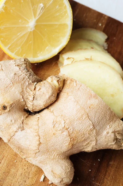 Ingefära och citron. Färgglada naturliga ingredienser. — Stockfoto