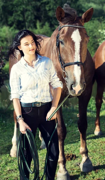 Young girl with her horse poseing together — Stock Photo, Image