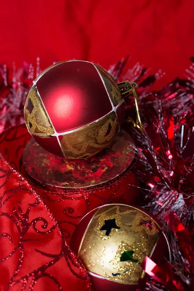Decoração de Natal em fundo vermelho. estúdio tiro — Fotografia de Stock
