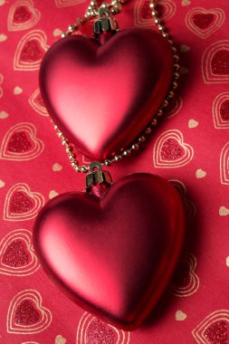 tatil dekorasyon Kalpler, kırmızı bir arka plan. Stüdyo