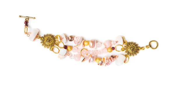 白い背景で真珠とピンクの水晶とゴールドのブレスレット — ストック写真