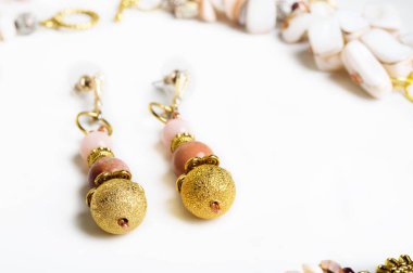 pembe semipreciouses ile altın el yapımı küpe. nefrit ve v