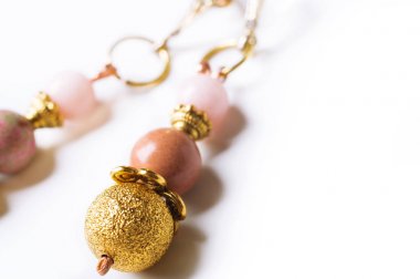 Altın küpe ile pembe semipreciouses. nefrit ve variscite