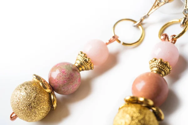 Золотые серьги с розовыми полудрагоценностями. нефрит и варицит — стоковое фото