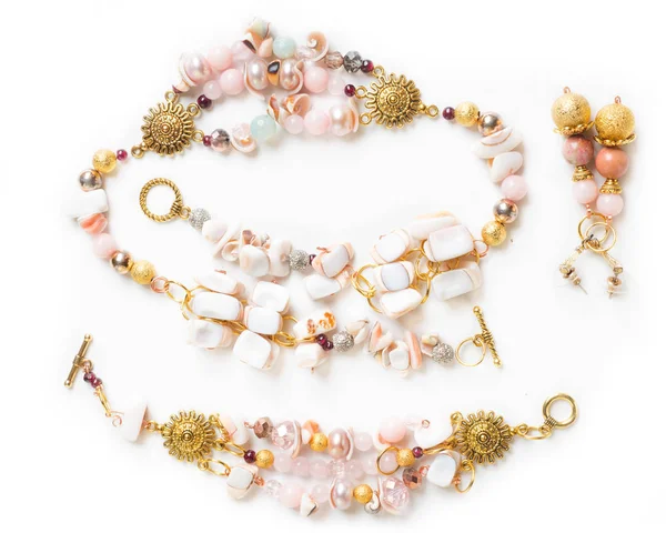 Pulsera de oro y collar con perlas y cuarzo rosa y earr —  Fotos de Stock