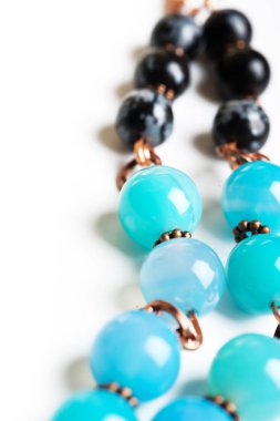 Jewerly kalsedon ve obsidyen çevresinde beyaz arka plan ile