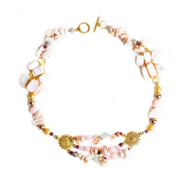 Arany nyaklánc, gyöngy és rózsaszín kvarc és earringsat fehér b — Stock Fotó