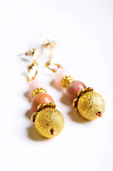 Pendientes de oro con joyas semipreciosas en fondo blanco —  Fotos de Stock
