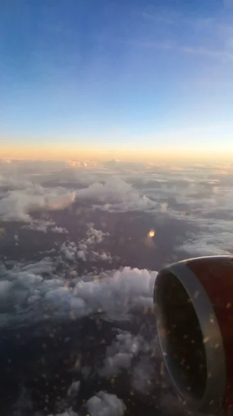 Fondo del paisaje nublado del avión. puesta de sol — Foto de Stock