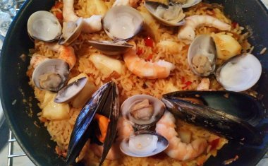 Geleneksel İspanyol paella 'sı.