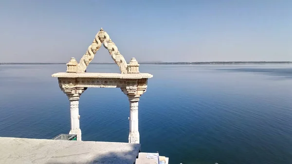 Piękne tradycyjne bramy, nad jeziorem. Rajasthan, Indie — Zdjęcie stockowe