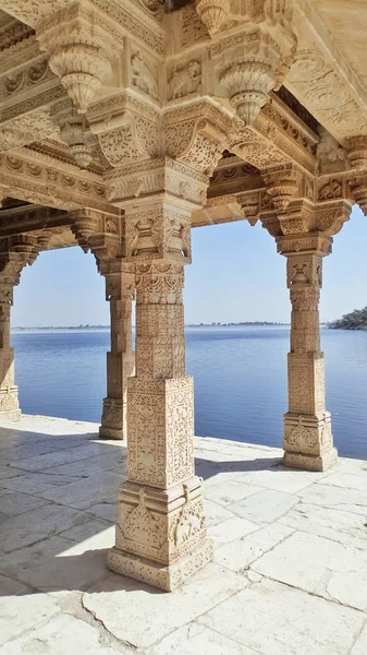 Krásnou tradiční budovu z bílého řezbářství. Rajasthan , — Stock fotografie