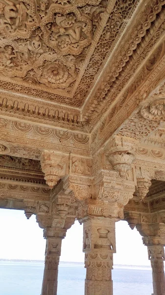 Bellissimo edificio tradizionale da intaglio bianco. Rajasthan  , — Foto Stock