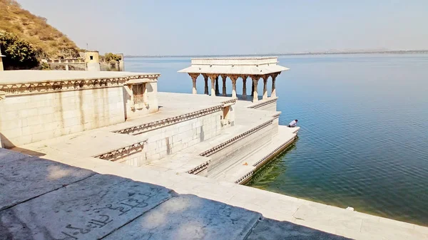 Bellissimo edificio tradizionale da intaglio bianco al lago. Raja. — Foto Stock