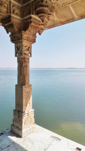 Bellissimo edificio tradizionale da intaglio bianco. Rajasthan  , — Foto Stock