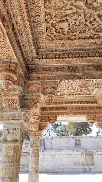 Bellissimo edificio tradizionale da intaglio bianco al lago. Raja. — Foto Stock