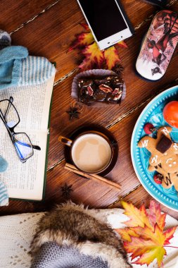 Sonbahar konforlu ahşap masa. Yaşam tarzı konsepti. düz!