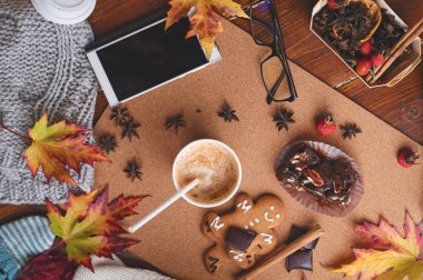 Ahşap masada sonbahar kompozisyonu. Yaşam tarzı konsepti. Evet!