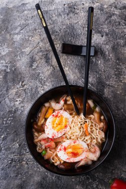 Karides, yumurta ve mantarlı baharatlı hazır şehriye çorbası. Sunucu