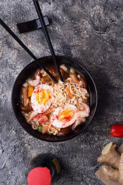 Karides, yumurta ve mantarlı baharatlı hazır şehriye çorbası. Sunucu