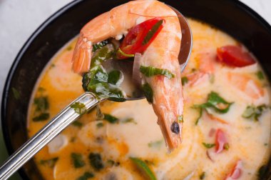 Karides yakın plan. Meşhur lezzetli Tayland Tom baharatlı çorba 